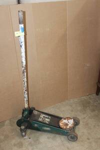 lot 33 image: 1-12 Ton Rolling Floor Jack