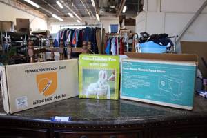 lot 37 image: Kitchen Lot Electric Knife, Food Slicer and Bunny Cake Pan