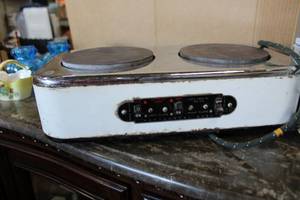 lot 42 image: Kitchen Lot Dual Hot Plate, Bagel Toaster, and Foot Saver