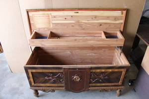 lot 70 image: Vintage Honor-Bilt Cedar Chest, 45W x 18.5D x 23Tall, with key
