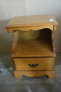 lot 46 image: Mid-Century End Table