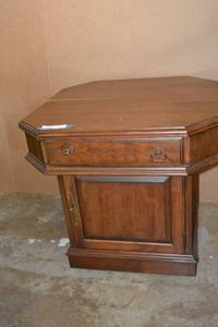 lot 47 image: Pennsylvania House End Table with Octagon Shaped Top