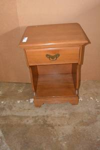 lot 49 image: Mid-Century End Table