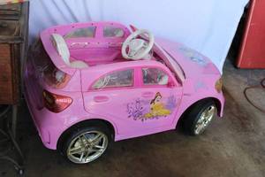 lot 143 image: Childs Disney Princess Electric Car