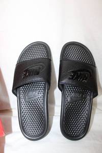 lot 168 image: Mens Nike Black Sandals Size 10D, Looks New