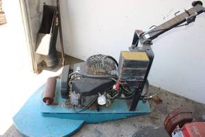 lot 213 image: Commercial Industrial Kawasaki FH500V Floor Cleaner