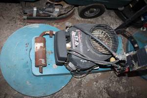 lot 234 image: Commercial Industrial Floor Cleaner - Kawasaki FH500V 17.0