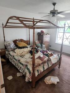 lot 69 image: Mid-Century Canopy Bed Frame Marked Ethan Allen Baumritter, Nutmeg Finish, FULL SIZE