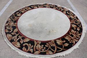 lot 30 image: 8 Foot Round Area Rug