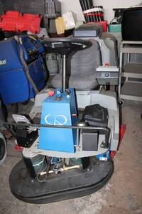 lot 22 image: Commercial Windsor FlexAT 2-Part Pull-Behind Floor Cleaner Model OFATB