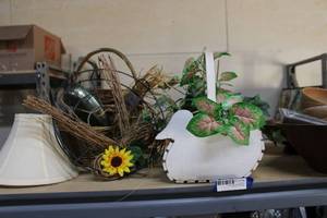 lot 108 image: Home Dcor and Wooden Bowls