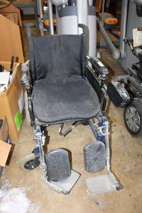 lot 203 image: Motorized Navigator Wheelchair by Everest & Jennings with batterries