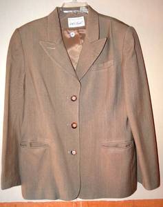 lot 29 image: LORD & TAYLOR WOMENS 3 BUTTON BLAZER - BEIGE - SIZE 14