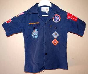 lot 65 image: VINTAGE BOY SCOUTS OF AMERICA SHIRT WITH PATCHES - YOUTH SMALL