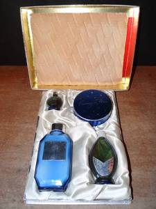 lot 104 image: VINTAGE 1950s EVENING IN PARIS HOLIDAY GIFT SET $$$