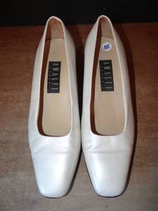 lot 105 image: AMALFI WOMENS ITALIAN LEATHER PUMPS - WHITE SLIGHT WEAR - SIZE 9 $$