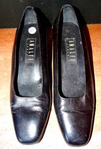 lot 111 image: AMALFI WOMENS ITALIAN LEATHER PUMPS - BLACK SLIGHT WEAR - SIZE 9 12 $$