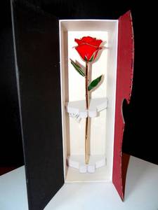 lot 180 image: BEAUTIFUL GLASS ROSE IN DISPLAY GIFT BOX