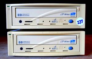 lot 239 image: HEWITT PACKARD CD WRITER PLUS 9200 SERIES (2X$)