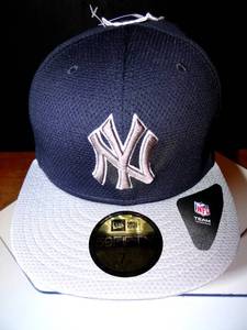 lot 418 image: NEW ERA FITTED NEW YORK YANKEES BALL CAP - SIZE 7 12