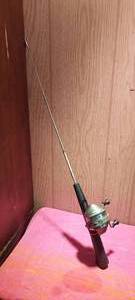 lot 2 image: Vintage 1984 Zebco 33 Feathertouch bait casting reel with Vintage 29 South Bend Rod