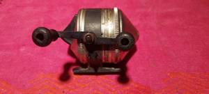 lot 8 image: Vintage Zebco 33 bait casting reel