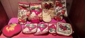 lot 29 image: Assortment of Apple themed oven mits and pot holders