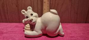 lot 44 image: Vintage 1981 ceramic bear with bee hive coin bank