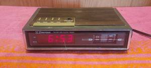 lot 86 image: Vintage Emerson Red LED AMFM clock radio