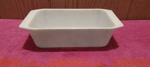 lot 101 image: Vintage Pyrex 8.5 x 4.5 x 3 baking dish