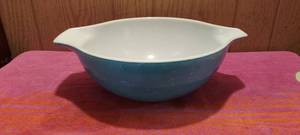 lot 103 image: Vintage Pyrex 8.25 mixing bowl