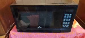 lot 156 image: Rival 900 watt microwave in working order