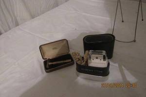 lot 76 image: VINTAGE RAZORS