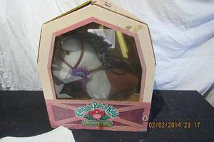 lot 215 image: CABBAGE PATCH SHOW PONY IN BARN BOX