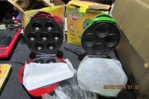 lot 219 image: VINTAGE KEEBLER CAKE POP MAKER AND PIE MAKER