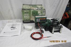 lot 8 image: CHICAGO REMOTE CONTROLLED PORTABLE WINCH STILL IN BOX 95912