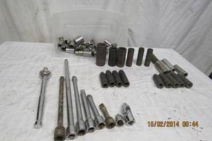 lot 20 image: 12 DRIVE DEEP WELLS, REG SOCKETS, RATCHET, AND EXTENSIONS