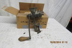 lot 48 image: VINTAGE ECONOMY 20 TABLE EDGE HAND CRANK MEAT GRINDER