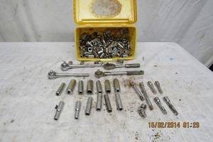 lot 33 image: 14 DRIVE DEEP WELL SOCKET, REGULAR SOCKETS, RATCHET, AND EXTENSIONS
