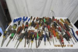 lot 42 image: SCREWDRIVERS FLAT TIP AND PHILLIPS TIP