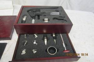 lot 230 image: VIGNA WINE CORK PULL GIFT SET IN CASE
