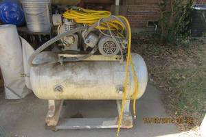 lot 15 image: DEVILBISS AIR COMPRESSOR- SEEDESCRIPTION AND PICS