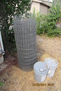 lot 50 image: LARGE WIRE GARDEN FENCING ROLL 48 X 50