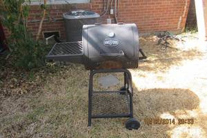 lot 4 image: KINGSFORD MINI BARREL CHARCOAL GRILL