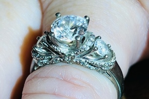 lot 22 image: VINTAGE .925 STERLING SILVER RING wCLEAR STONES (APPROX. SIZE 6)