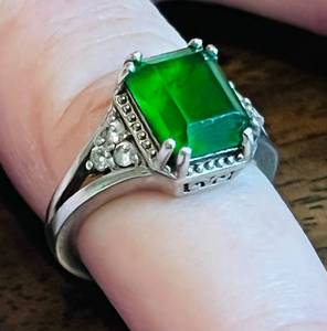 lot 25 image: .925 STERLING SILVER RING wGREEN STONE (APPROX. SIZE 6)