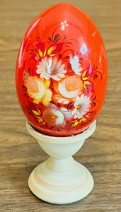 lot 30 image: BEAUTIFUL HAND-PAINTED WOODEN RUSSIAN EGG wSTAND - 3.5