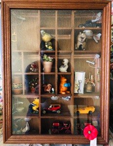 lot 124 image: CURIO wGLASS DOOR FOR MINIATURE FIGURINES 16x12 - CONTENTS INCLUDED