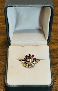 lot 7 image: 14kt GOLD RUBY and CLEAR STONES RING - POSSIBLY SIZE 6