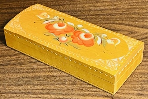 lot 43 image: BEAUTIFUL HAND-CRAFTED &amp PAINTED VINTAGE RUSSIAN JEWELRY BOX - 9x 4x 2